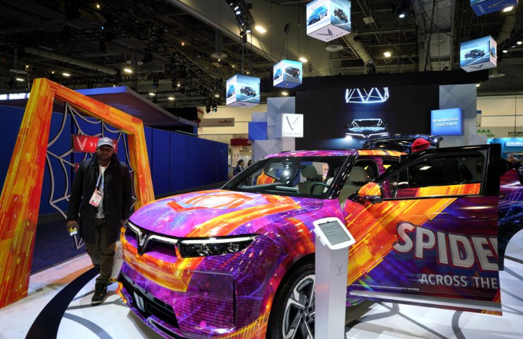 1月11日，人們?cè)诿绹?guó)拉斯維加斯消費(fèi)電子展越南電動(dòng)汽車制造商VinFast展臺(tái)參觀。新華社記者吳曉凌攝