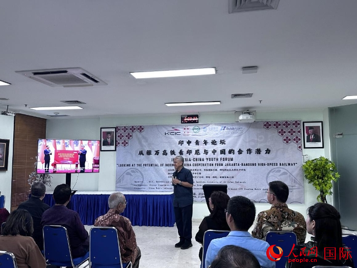 韓高路為與會嘉賓放映中印尼元首為雅萬高鐵正式開通運營揭幕的場景。人民網記者 曹師韻攝