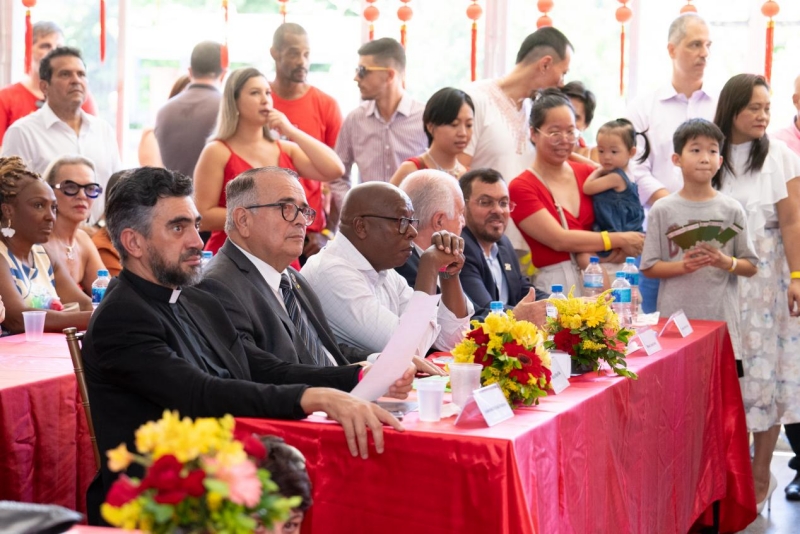 兩國民眾共同觀欣賞文藝表演。里約天主教大學孔子學院供圖