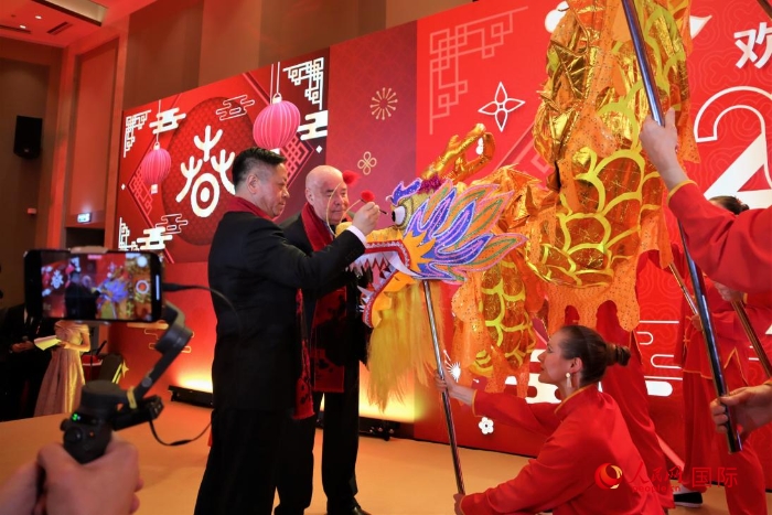 張漢暉（左）、施威特科（右）共同為彩龍點睛。于子恒攝