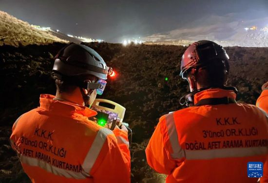 2月13日，救援人員在土耳其東部埃爾津詹省伊利奇區礦難現場工作。新華社發（穆斯塔法·卡亞攝）