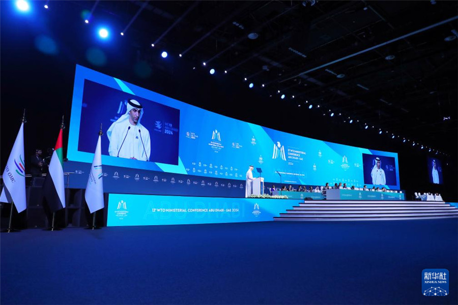 2月26日，在阿聯酋首都阿布扎比，阿聯酋外貿國務部長、世貿組織第13屆部長級會議主席薩尼·澤尤迪在世界貿易組織第13屆部長級會議開幕式上致辭。新華社發（世界貿易組織供圖）