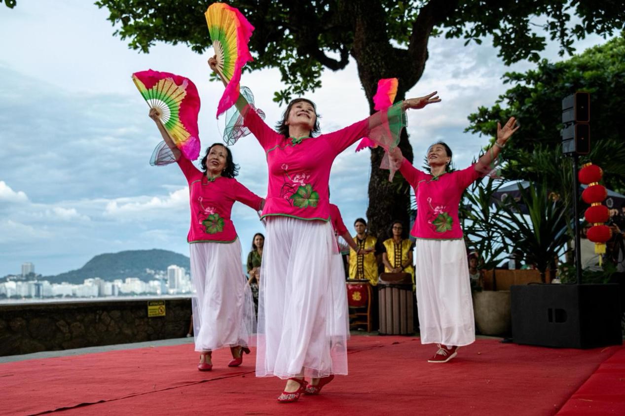 當(dāng)?shù)貢r(shí)間2月24日晚，2024年元宵節(jié)慶?；顒?dòng)在巴西里約熱內(nèi)盧市科帕卡巴納要塞舉辦。巴西山河文化促進(jìn)中心供圖