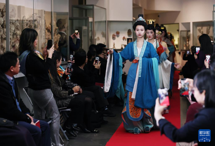 3月13日，在位于法國巴黎的吉美國立亞洲藝術博物館，模特展示敦煌復原服飾。新華社記者 高靜 攝