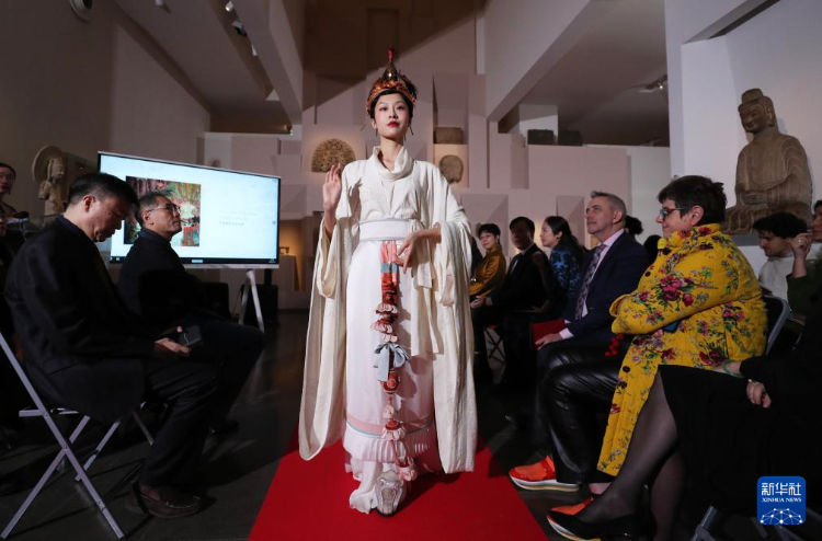 3月13日，在位于法國巴黎的吉美國立亞洲藝術博物館，模特展示敦煌復原服飾。新華社記者 高靜 攝