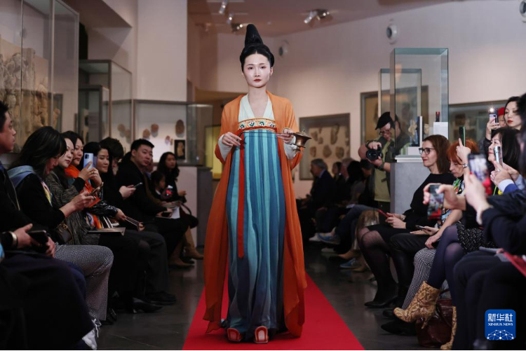3月13日，在位于法國巴黎的吉美國立亞洲藝術博物館，模特展示敦煌復原服飾。新華社記者 高靜 攝