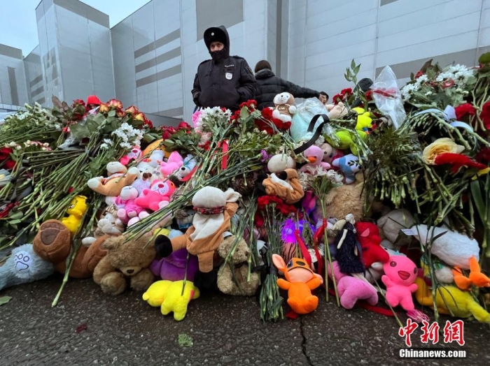 當地時間3月24日，俄羅斯全國哀悼日，悼念22日發生在莫斯科州克拉斯諾戈爾斯克市“克羅庫斯城”音樂廳恐怖襲擊事件中的遇難者。此次恐襲已導致137人遇難，150多人受傷。圖為民眾在恐襲事件現場附近敬獻的鮮花和毛絨玩具。<a target='_blank' href='/'><p  align=