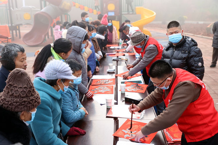 書法愛好者現場寫春聯。翠屏區融媒體中心供圖