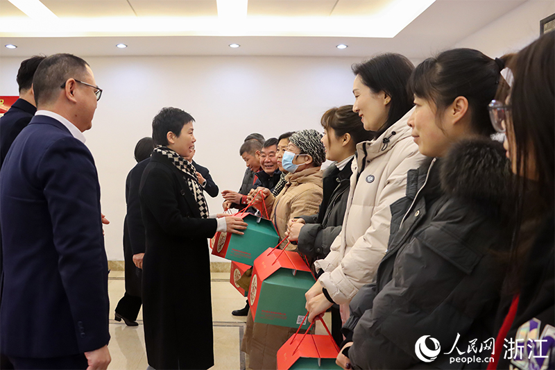 杭州市上城區(qū)“我為年夜飯?zhí)淼啦恕睈?ài)心禮盒正式啟送。人民網(wǎng) 秦文攝