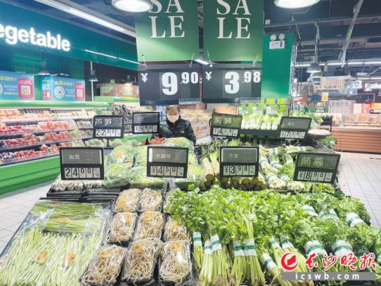 　　家樂福芙蓉廣場店，市民在選購春菜。