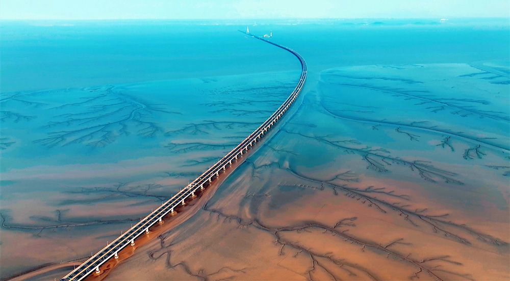 錯落有致的溝壑與灘涂地貌有機融合，勾勒出形態各異的“灘涂丹青”。虞昌勝攝