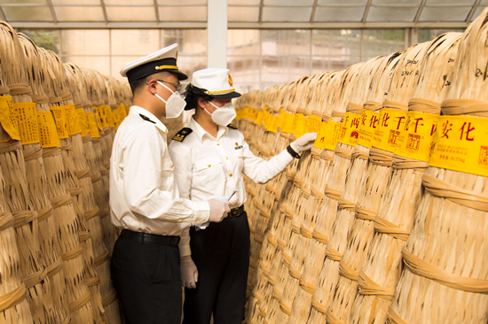 海關工作人員在查看相關貨物。受訪單位供圖