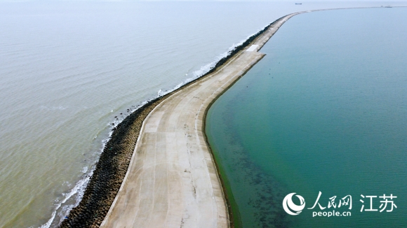 迷人的雙色海。人民網記者 王繼亮攝