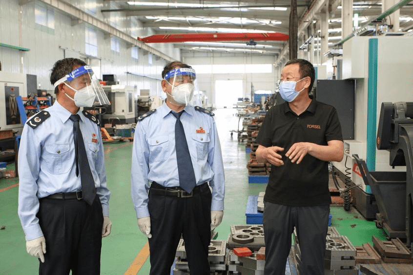 河北豐南區(qū)稅務(wù)局工作人員就組合式稅費(fèi)支持政策落實(shí)情況走訪(fǎng)轄區(qū)納稅人。 王娜攝