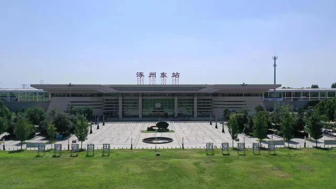 通勤專列高鐵始發站涿州東站。 熊華明、王聚言攝