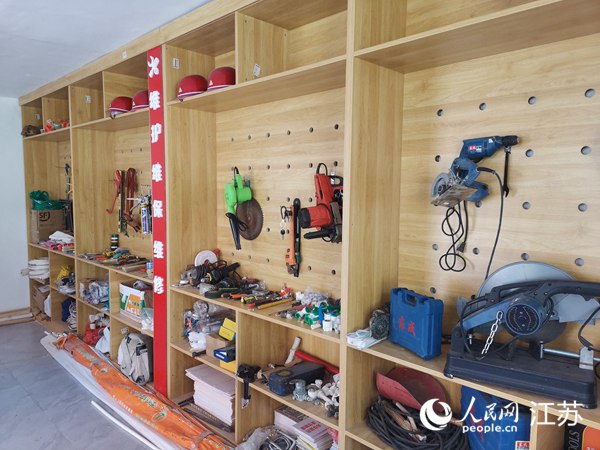 “荷樂益家”器材保管室。人民網 張瀚天攝