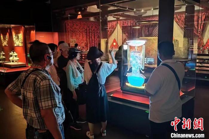 圖為臺灣新北市永和區里長聯誼會江西參訪團一行在南昌漢代海昏侯國遺址博物館內參觀展出的珍貴文物。　駱小龍 攝