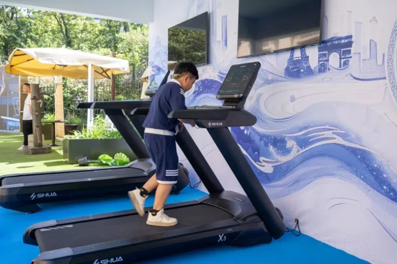 小朋友在智慧體育公園體驗跑步機。巴黎