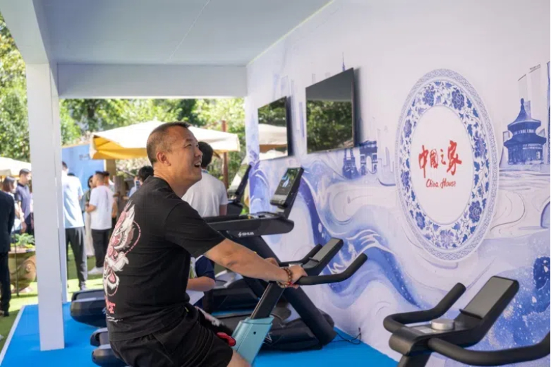 參觀者在智慧體育公園體驗動感單車。巴黎