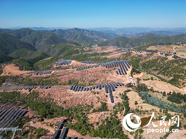 云南南華羅文村的山坡上，一塊塊光伏板連接成片。人民網(wǎng)記者 程浩攝