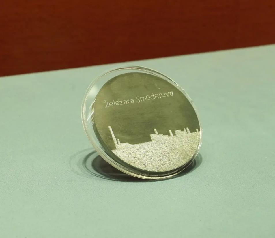 2016年6月，塞爾維亞斯梅戴雷沃鋼廠工人贈送習近平主席的鋼板雕刻工廠剪影紀念牌。胡楊 攝