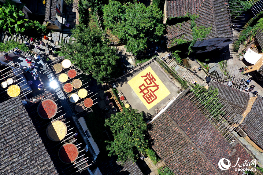 篁嶺曬秋大媽用農作物曬出“活力中國”。人民網記者 時雨攝