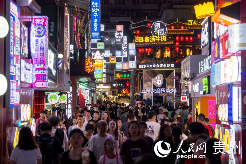 6月21日,貴陽,青云市集內游人如織。人民網記者 翁奇羽攝