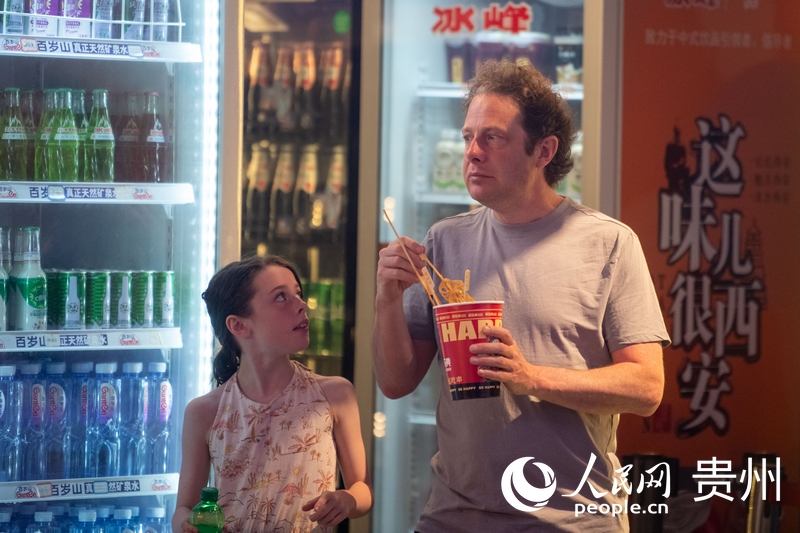 6月21日,貴陽青云市集內,游客邊逛邊吃。人民網記者 翁奇羽攝