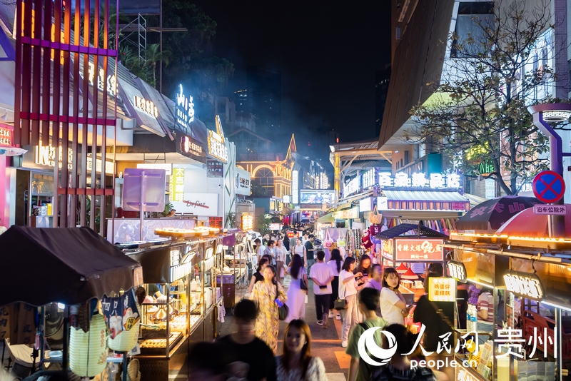 6月21日,夜幕下人頭攢動的貴陽市太平路街區。人民網記者 涂敏攝