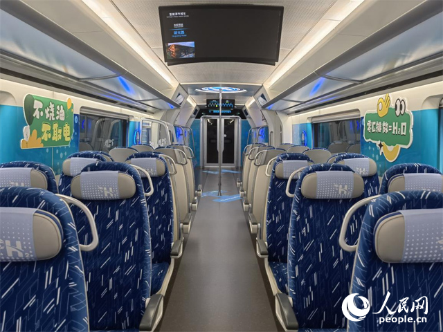 我國首列氫能源市域列車由位于吉林省的中車長客股份有限公司自主研制，該列車不燒油，不取電，可實現零碳排放。人民網記者 馬俊華攝