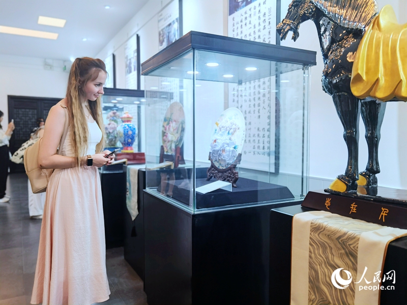 來自白俄羅斯的留學生喀秋莎駐足欣賞牡丹瓷。人民網記者 尚明楨攝
