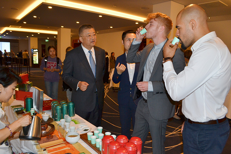 參會嘉賓品鑒貴州茶。貴州省互聯網信息辦公室供圖