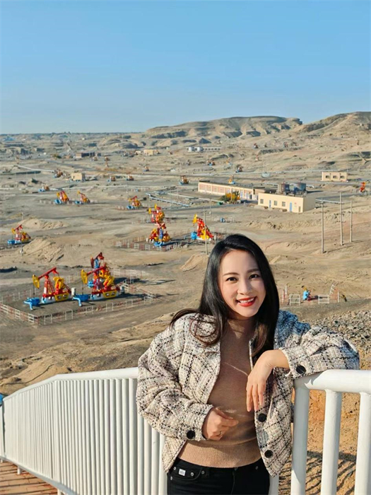 中泰文化推廣達人張愛玲參觀克拉瑪依百里油區。受訪者供圖