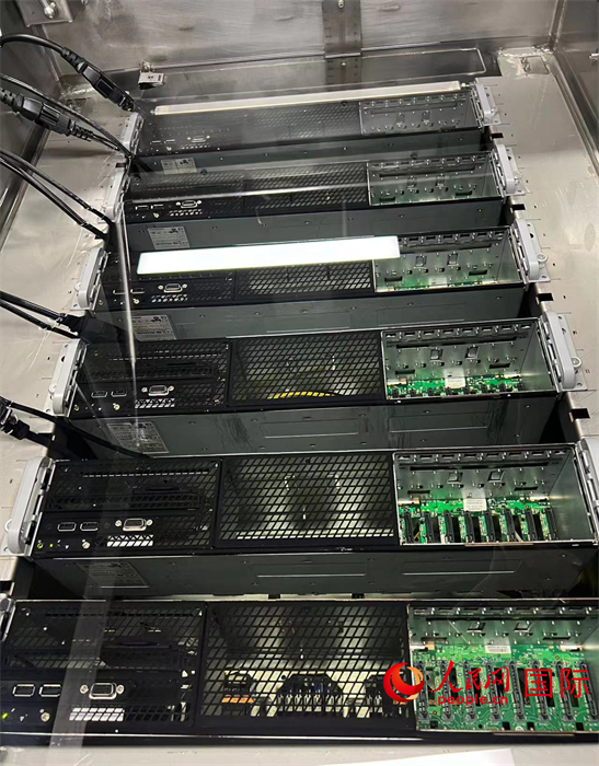 液冷服務器。人民網記者曾書柔攝