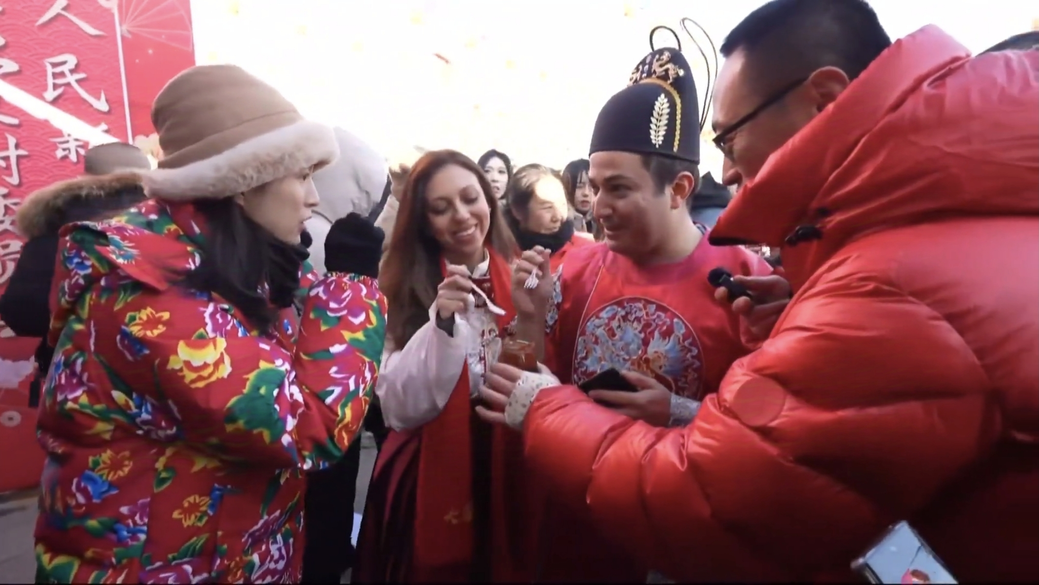 津彩過大年 | 國際青年趕鄉村大集 這個非遺春節收獲多多