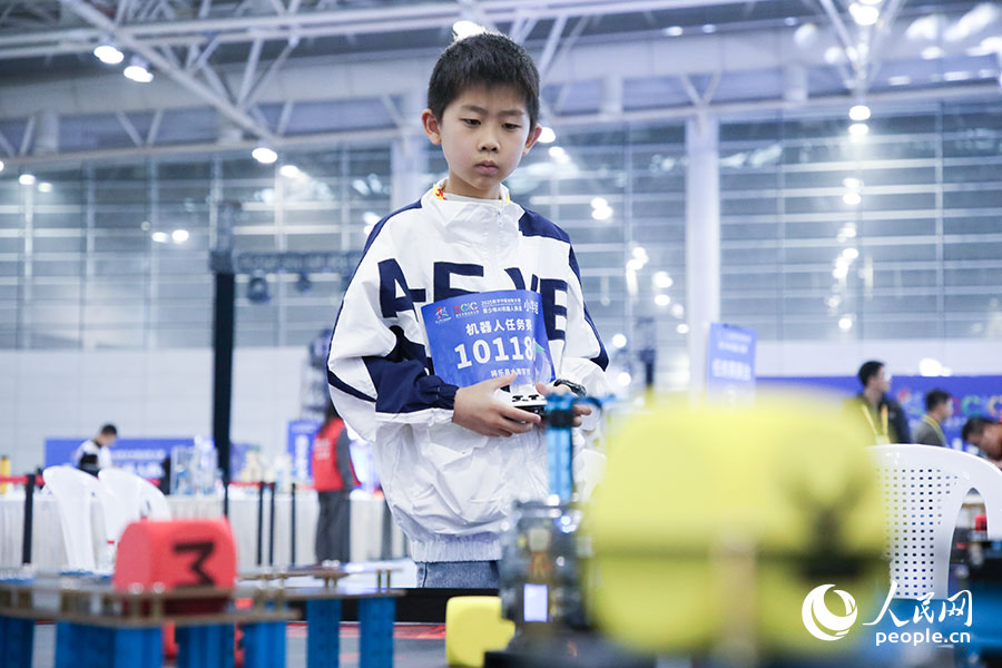 參加2025數字中國創(chuàng)新大賽青少年AI機器人賽道決賽的小選手。人民網記者 焦艷攝