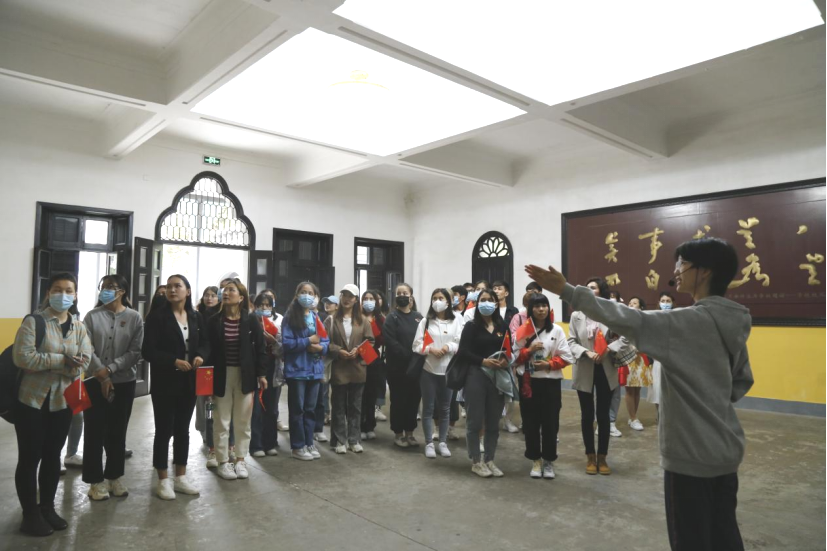 2021年5月20日，在喜迎中國共產(chǎn)黨建黨100周年之際，我校開展了少數(shù)民族學(xué)生“學(xué)黨史、感恩黨、跟黨走”紅色研學(xué)活動。