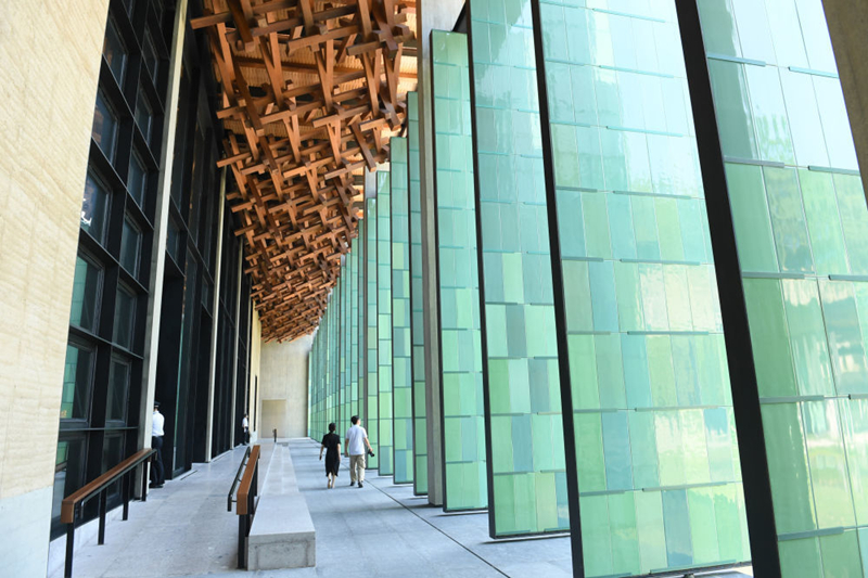 2022年7月23日，杭州國家版本館屋頂的木構和青瓷門扇相映成趣。