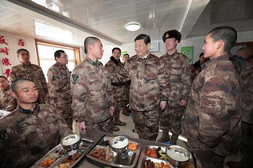 2014年1月26日中午，習(xí)近平來到連隊食堂，同戰(zhàn)士們一起用餐。新華社記者 李剛 攝