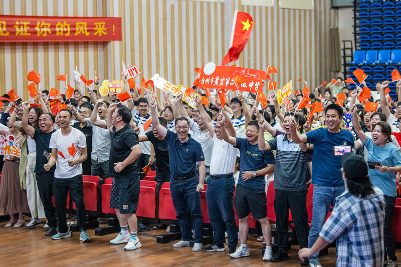 北京時(shí)間7月27日，2024年巴黎奧運(yùn)會(huì)首個(gè)比賽日，在射擊10米氣步槍混合團(tuán)體比賽中，中國(guó)選手黃雨婷/盛李豪獲得金牌。圖為黃雨婷的母校師生們通過(guò)收看奧運(yùn)直播的方式為她加油助威。