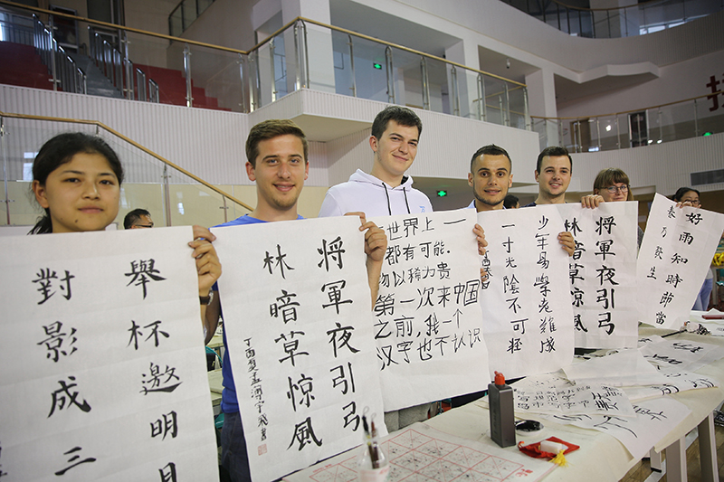 2017年6月5日，來自青島大學和中國石油大學（華東）的外國留學生在展示剛剛現場完成的書法作品。