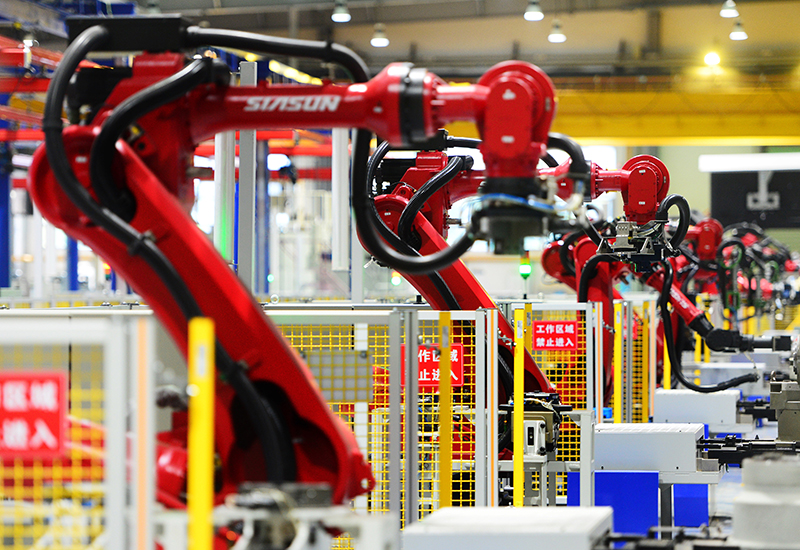 2019年11月22日，沈陽，一家數字化智能工廠內，名為SR210的機器人正在自主地抓取各種零部件，快速組裝稍小的工業(yè)機器人。