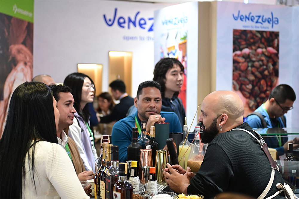 2023年11月9日，上海，觀眾在進博會委內瑞拉館參觀、交流、洽談。