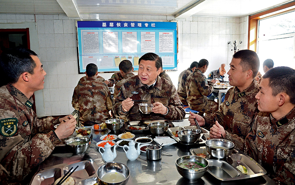 2014年1月26日，習近平主席專程來到內蒙古軍區邊防某部，親切看望慰問戍邊官兵。這是在連隊食堂，習近平主席同戰士們一起用餐。