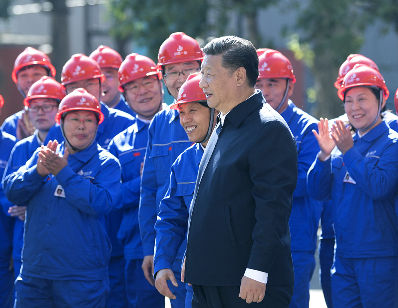 2018年9月26日，在中國一重集團，習近平總書記走到工人中間，同大家親切交流。