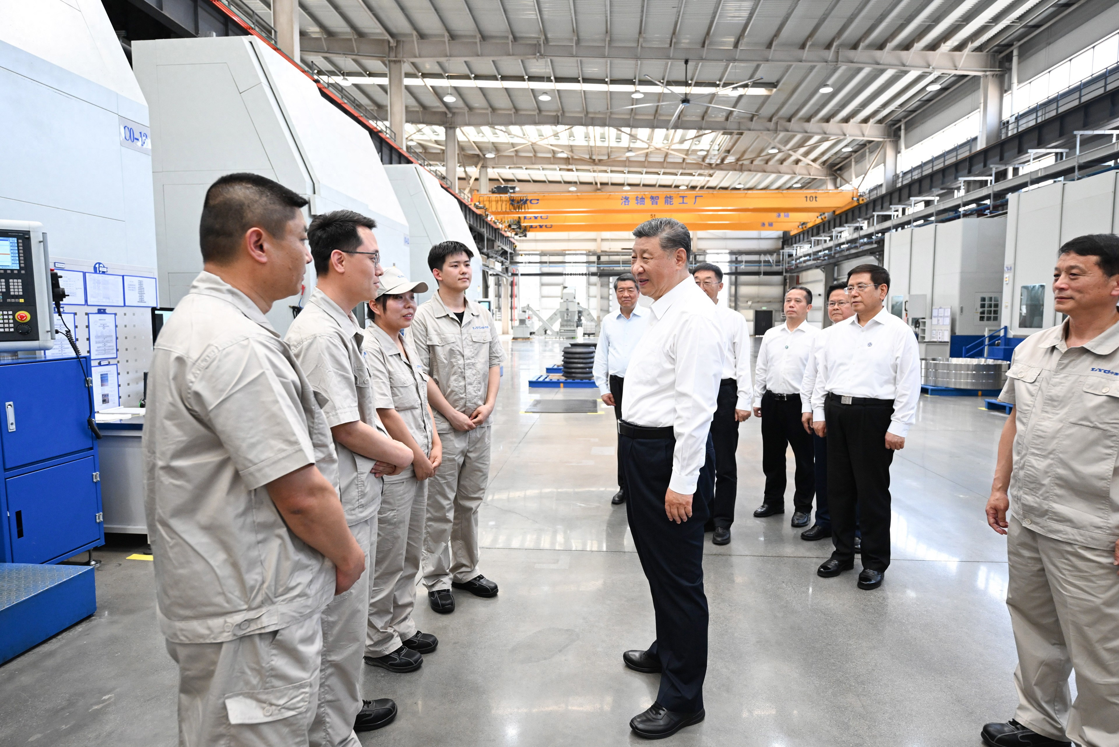 5月19日至20日，中共中央總書記、國家主席、中央軍委主席習近平在河南考察。這是19日下午，習近平在洛陽軸承集團股份有限公司智能工廠考察時，同企業(yè)職工親切交流。新華社記者 燕雁 攝