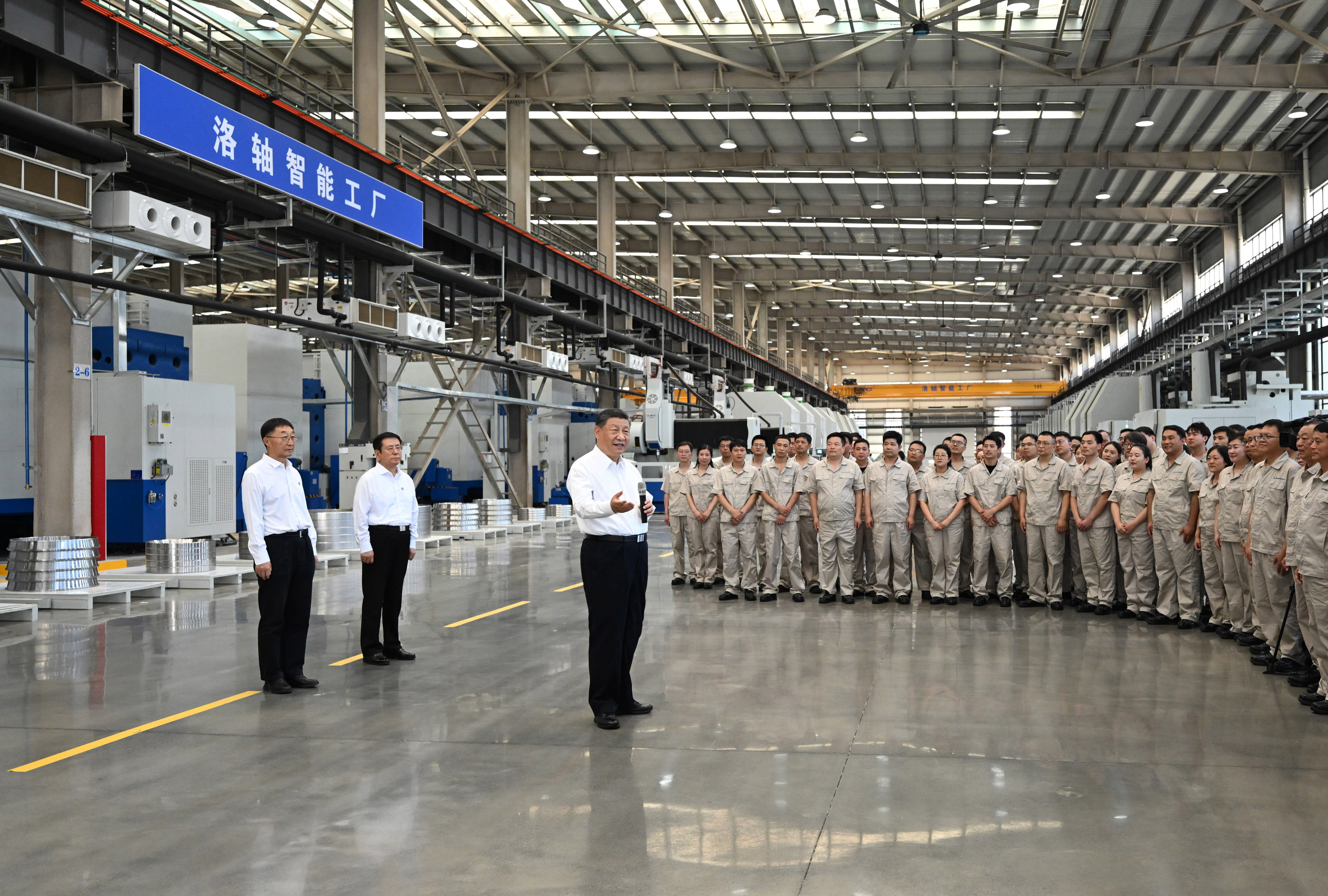 5月19日至20日，中共中央總書記、國家主席、中央軍委主席習近平在河南考察。這是19日下午，習近平在洛陽軸承集團股份有限公司智能工廠考察時，同企業(yè)職工親切交流。新華社記者 燕雁 攝