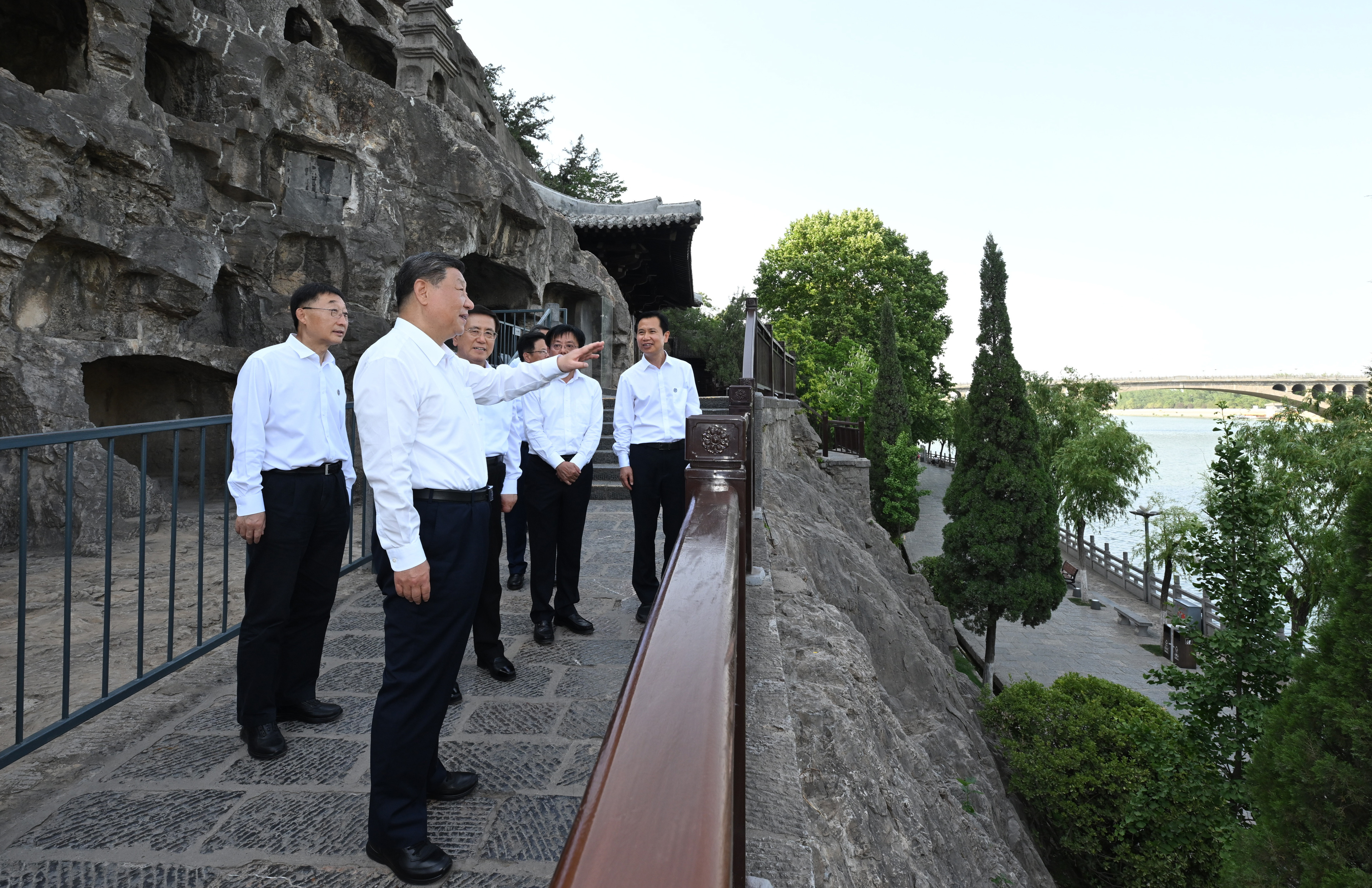 5月19日至20日，中共中央總書記、國家主席、中央軍委主席習近平在河南考察。這是19日下午，習近平在洛陽龍門石窟考察。新華社記者 謝環(huán)馳 攝