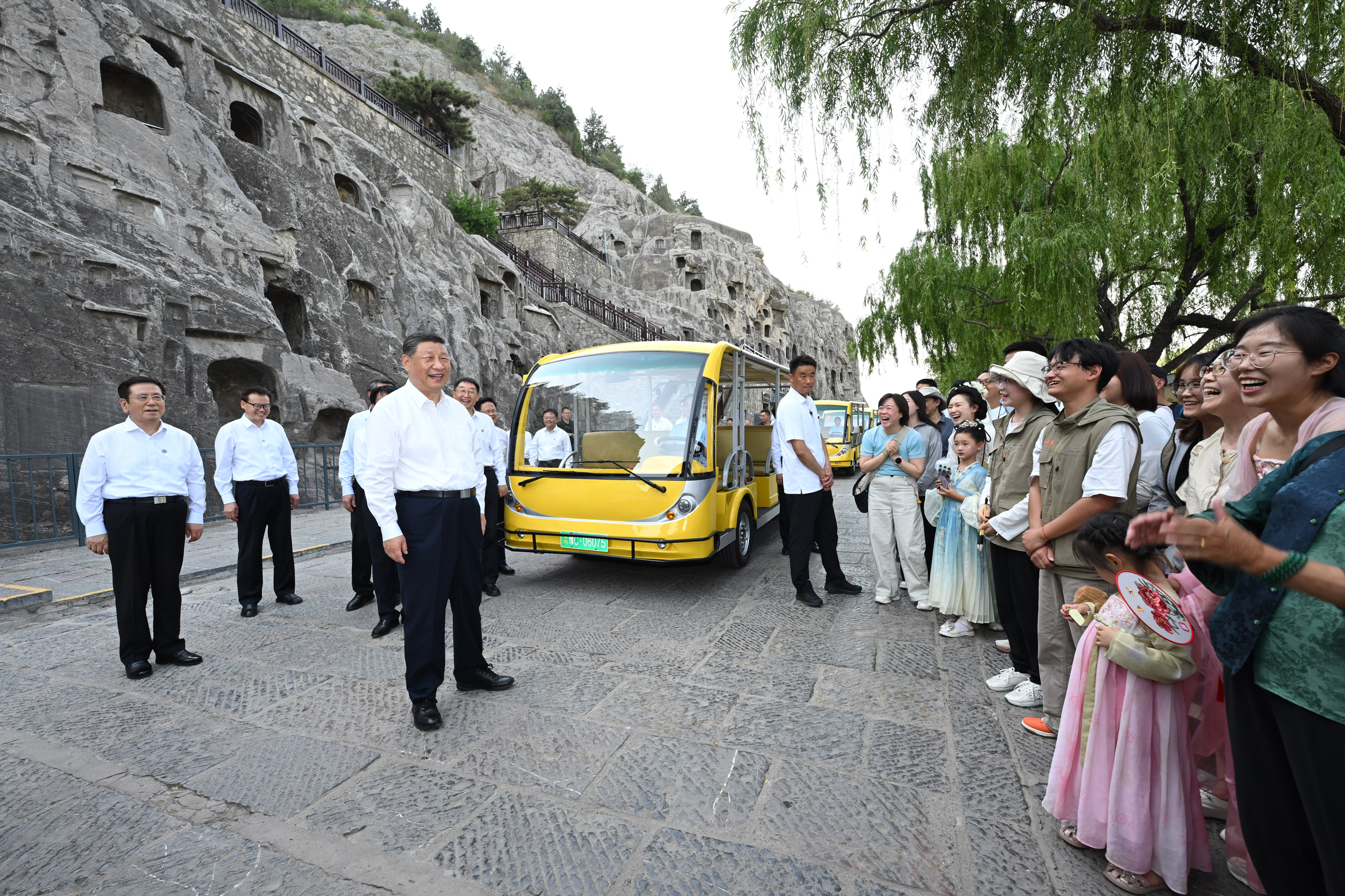 5月19日至20日，中共中央總書記、國家主席、中央軍委主席習近平在河南考察。這是19日下午，習近平在洛陽龍門石窟考察時，同游客親切交流。新華社記者 謝環(huán)馳 攝
