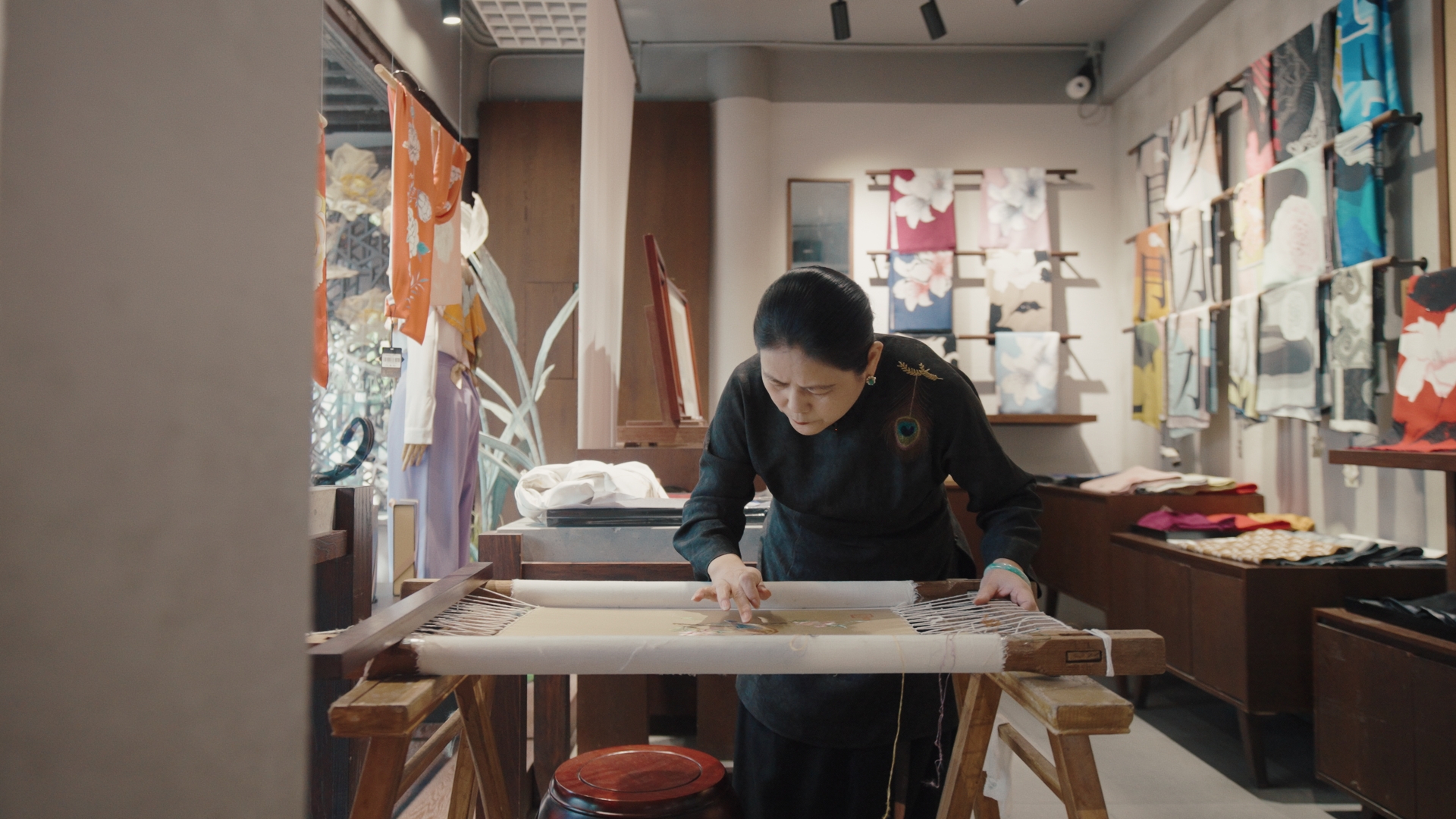 蘇繡代表性傳承人盧建英正在繡制作品。人民網記者 葛泰佚攝